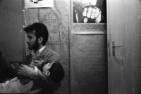 Image of sheet 19910060 photo 23: Die Kurden und Kurdinnen nach ihrem über 40 tägigen Hungerstreik gegen ihre Ausweisung kommen langsam wieder zu ihren Kräften. Die 'Schwestern' Nonnen im Friedensdorf Flüeli Ranft,  geben dazu ihr Bestes. Meine Bilder aus Kurdistan gehen durch die Hände einiger Betroffenen und Solidarischen. Der Sprecher der Gruppe, Halil mit seinem schlafenden Sohn auf dem Arm. Im Essraum. siehe Tell Quell TSR. Flüeli Ranft Kurden Kurds Hunger Strike Protest Switzerland Kanton Obwalden 1991
1991 √ Schweiz Suisse Switzerland Europe
The Kurdish refugees in Flüeli Ranft write thank you letters to the people after a hunger strike to protest the deportation