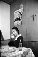 Image of sheet 19910060 photo 26: Margrit Spichtig, eine der solidarischen Personen mit den von der Ausweisung bedrohten kurdischen Flüchtlingsfamilien, hofft für eine 'gute' Lösung. Flüeli Ranft Obwalden 02.91 Europe
1991 Schweiz Switzerland refugees kurdish kurds hunger strike √ Kanton Obwalden