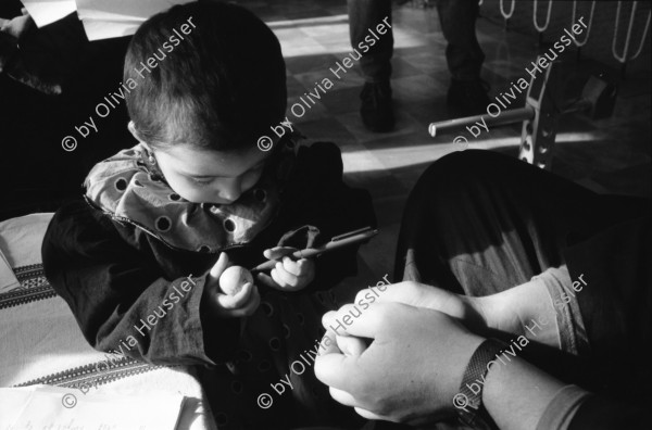 Image of sheet 19910060 photo 4: Schweiz Suisse Switzerland Europe
The Kurdish refugees in Flüeli Ranft write thank you letters to the people after a hunger strike to protest the deportation