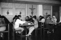 Image of sheet 19910060 photo 6: Kurdish refugees in Flüeli Ranft write thank you letters to the people after a hunger strike to protest the deportation