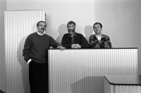 Image of sheet 19910070 photo 27: Die drei Möbel Designer v.l.n.r. Nr. 26 - 36 Otto Gläser Johann Munz Willi Gläser in der Firma Wogg bei Baden. Das Sideboard gehört zu ihrem Erfolgsstück. Detailaufnahmen. für Hochparterre. Aargau 1991  für Hochparterre Designpreis √