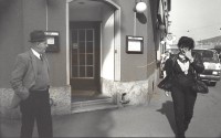 Image of sheet 19910090 photo 19: Ein älterer Mann beobachtet eine Frau im Zürcher Vergnügungsviertel Kreis 4, Zürich 1991.
Ein älterer Mann auf Suche Prostitution Frauen Handel SEx im Zürcher Sex-Vergnügungsviertel Kreis 4, Zürich, Schweiz 02.91 Freier FIZ zurück