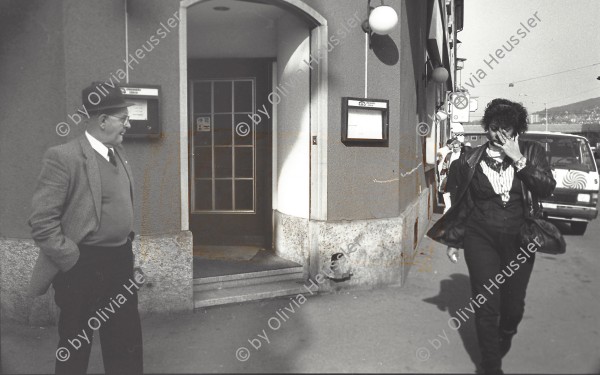 Image of sheet 19910090 photo 19: Ein älterer Mann beobachtet eine Frau im Zürcher Vergnügungsviertel Kreis 4, Zürich 1991.
Ein älterer Mann auf Suche Prostitution Frauen Handel SEx im Zürcher Sex-Vergnügungsviertel Kreis 4, Zürich, Schweiz 02.91 Freier FIZ zurück