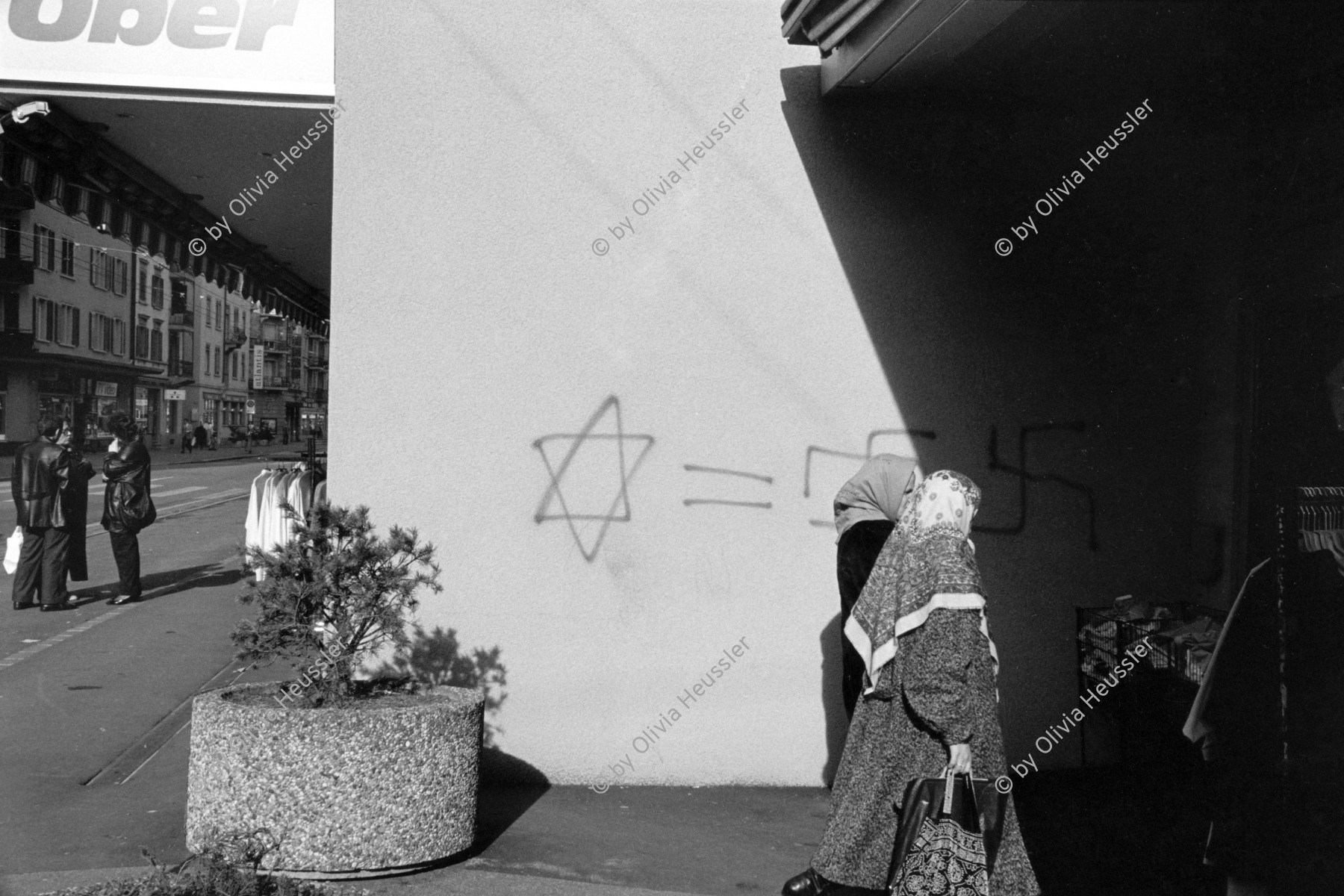 Image of sheet 19910090 photo 28: ausländische Muslimische Frauen Imigrantinnen. Israelitischer Judenstern  Davidstern und Hackenkreuz an der Langstrasse Nazi Rassisten Graffiti 
women muslima Kopftuch scarfs Schweiz Switzerland Europe Aussersihl Kreis vier 4 √ racism