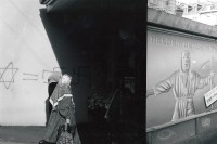 Image of sheet 19910090 photo 29: Muslimische Frauen mit Kopftuch vor Graffiti mit Davidstern = Hackenkreuz und Werbeplakat mit Abbildung von Wilhelm Tell, Zürich 1991.



in Zürich fotografiere ich zwei ausländische Frauen und Imigrantinnen mit Kopftuch Einwanderer Muslimische vor dem Davidstern = Hackenkreuz Graffitti (kritik an Israels Politik gegen die Palästinenser) und abbild des Schweizer Nationalheld Wilhelm Tell mit Armbrust Poster Werbung Werbeplakat , an der Langstrasse in Kreis 4 Aussersihl Zürich. 1991 √ svastika swastika
© 1991, Olivia Heussler FIZ