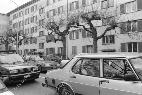 Image of sheet 19910100 photo 28: ESeebahnstrasse. Verkehr Erismannhof Gebäude spiegelt sich auf Autodach. Eingang mit Brunnen. Aussersihl Kreis vier 4 Zürich 1991 Wohnen Siedlung