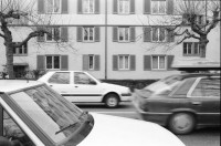 Image of sheet 19910100 photo 30: Verkehr Erismannhof Gebäude spiegelt sich auf Autodach. Eingang mit Brunnen. Aussersihl Kreis vier 4 Zürich 1991 Wohnen Siedlung