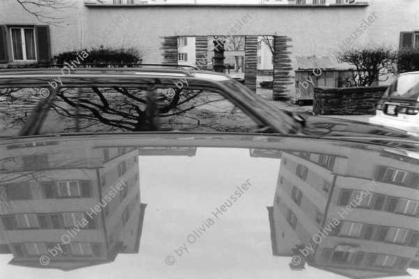 Image of sheet 19910100 photo 32: Verkehr Erismannhof Gebäude spiegelt sich auf Autodach. Eingang mit Brunnen. Aussersihl Kreis vier 4 Zürich 1991 Wohnen Siedlung 

√ © Olivia Heussler 
19910100 32
Im Bestand der Fotostiftung Schweiz 24 x 30 cm Baryt Vintage 1993.300 B.0226 MF signiert