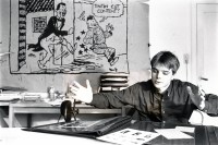 Image of sheet 19910200 photo 12: frtsg. 910190 Portrait Dimitri Merlin in Antwerpen Preisträger für Design von Einwegspritze. Hochparterre mit Urs Tremp. Bei sich zu Hause. Belgien 1991  Product Designer and owner, Cides Industrial Design Bruges Area, Belgium 
√
