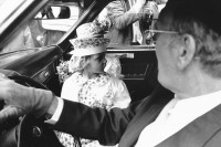 Image of sheet 19910220 photo 15: Zwei kleine, schön gekleidete Brautzeugen mädchen, warten in der Limousine auf das Hochzeitspaar. Antwerpen Belgien 05.91 1991 √ Belgic marriage wedding witness girls in a car driver Europe