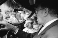 Image of sheet 19910220 photo 17: Strassenszenen in Antwerpen. Nachdenkliche Personen im Café. Frauen. Stühle aufgereiht. Hochzeitsfest in einer Kathedrale. Die Paare werden in grossen eleganten Fahrzeugen Autos abgeholt. Fensterputzerin. Strassenmusikant. Portrait Urs Tremp. Katzen liegen in einem Schaufenster. Drugstore Drogen 5.- Diener mit Mütze eines Chauffeurs einer Karosse. Zwei Mädchen sitzen in der Limousine. Uniform bilder. Belgien 1991