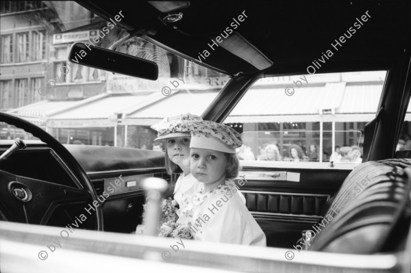 Image of sheet 19910220 photo 24: Strassenszenen in Antwerpen. Nachdenkliche Personen im Café. Frauen. Stühle aufgereiht. Hochzeitsfest in einer Kathedrale. Die Paare werden in grossen eleganten Fahrzeugen Autos abgeholt. Fensterputzerin. Strassenmusikant. Portrait Urs Tremp. Katzen liegen in einem Schaufenster. Drugstore Drogen 5.- Diener mit Mütze eines Chauffeurs einer Karosse. Zwei Mädchen sitzen in der Limousine. Uniform bilder. Belgien 1991