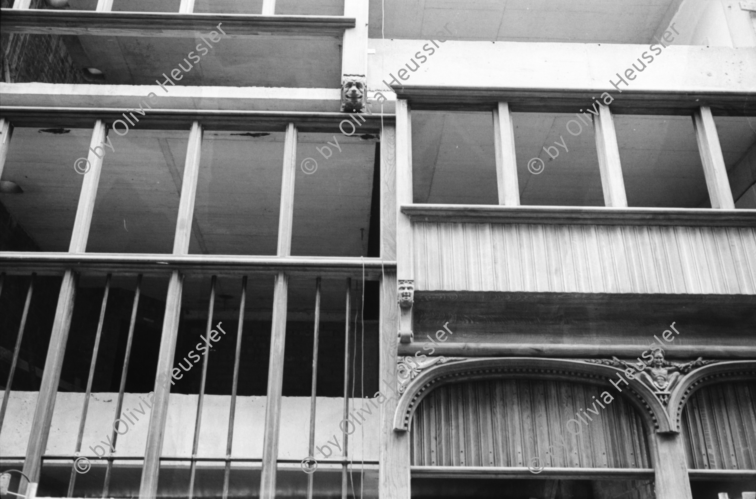 Image of sheet 19910220 photo 28: Strassenszenen in Antwerpen. Nachdenkliche Personen im Café. Frauen. Stühle aufgereiht. Hochzeitsfest in einer Kathedrale. Die Paare werden in grossen eleganten Fahrzeugen Autos abgeholt. Fensterputzerin. Strassenmusikant. Portrait Urs Tremp. Katzen liegen in einem Schaufenster. Drugstore Drogen 5.- Diener mit Mütze eines Chauffeurs einer Karosse. Zwei Mädchen sitzen in der Limousine. Uniform bilder. Belgien 1991