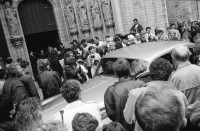 Image of sheet 19910220 photo 8: Strassenszenen in Antwerpen. Nachdenkliche Personen im Café. Frauen. Stühle aufgereiht. Hochzeitsfest in einer Kathedrale. Die Paare werden in grossen eleganten Fahrzeugen Autos abgeholt. Fensterputzerin. Strassenmusikant. Portrait Urs Tremp. Katzen liegen in einem Schaufenster. Drugstore Drogen 5.- Diener mit Mütze eines Chauffeurs einer Karosse. Zwei Mädchen sitzen in der Limousine. Uniform bilder. Belgien 1991