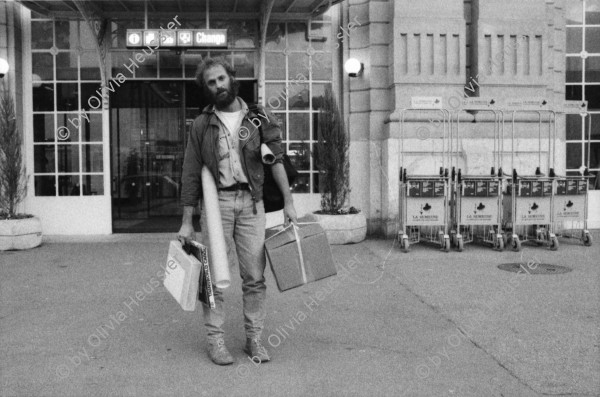 Image of sheet 19910231 photo 16: Der südamerikanische Fotograf John Liebenberg (1958 - 2020) hat Probleme mit dem Bahnpersonal, Schweiz 1991. Als Weltbürger kauft er eine Weltkugel. T-Shirt Born to be Swiss. Bahnhof. Gepäck In der Bahn hängt ein Photo von Johns Texte hängen auch da es sind Liebesgedichte an mich. Kanton vaud waadt Schweiz Suisse Switzerland 1991 Photographer Photography