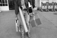 Image of sheet 19910231 photo 18: Der südamerikanische Fotograf John Liebenberg (1958 - 2020) hat Probleme mit dem Bahnpersonal, Schweiz 1991. Als Weltbürger kauft er eine Weltkugel. T-Shirt Born to be Swiss. Bahnhof. Gepäck In der Bahn hängt ein Photo von Johns Texte hängen auch da es sind Liebesgedichte an mich. Kanton vaud waadt Schweiz Suisse Switzerland 1991 Photographer Photography