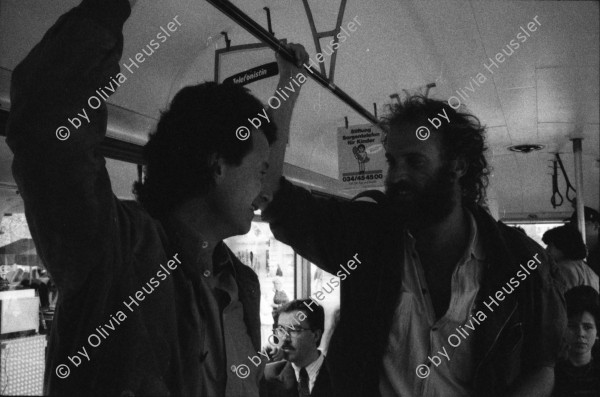 Image of sheet 19910231 photo 31: Der südamerikanische Fotograf John Liebenberg (1958 - 2020) hat Probleme mit dem Bahnpersonal, Schweiz 1991. Als Weltbürger kauft er eine Weltkugel. T-Shirt Born to be Swiss. Bahnhof. Gepäck In der Bahn hängt ein Photo von Johns Texte hängen auch da es sind Liebesgedichte an mich. Kanton vaud waadt Schweiz Suisse Switzerland 1991 Photographer Photography