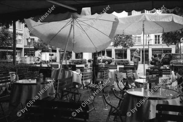 Image of sheet 19910231 photo 35: Der südamerikanische Fotograf John Liebenberg (1958 - 2020) hat Probleme mit dem Bahnpersonal, Schweiz 1991. Als Weltbürger kauft er eine Weltkugel. T-Shirt Born to be Swiss. Bahnhof. Gepäck In der Bahn hängt ein Photo von Johns Texte hängen auch da es sind Liebesgedichte an mich. Kanton vaud waadt Schweiz Suisse Switzerland 1991 Photographer Photography