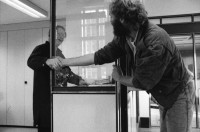 Image of sheet 19910231 photo 4: Der südamerikanische Fotograf John Liebenberg (1958 - 2020) hat Probleme mit dem Bahnpersonal, Schweiz 1991. Als Weltbürger kauft er eine Weltkugel. T-Shirt Born to be Swiss. Bahnhof. Gepäck In der Bahn hängt ein Photo von Johns Texte hängen auch da es sind Liebesgedichte an mich. Kanton vaud waadt Schweiz Suisse Switzerland 1991 Photographer Photography