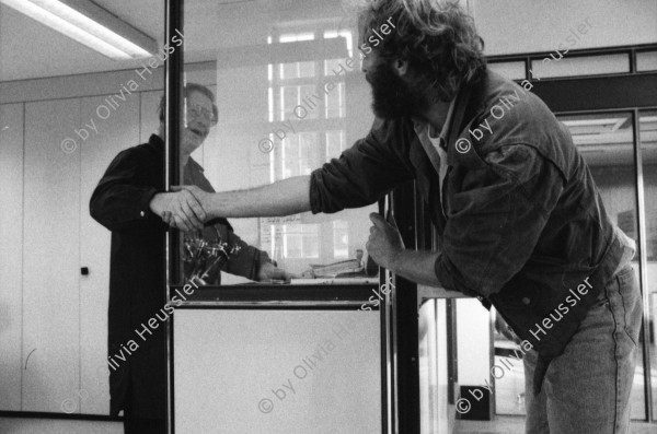 Image of sheet 19910231 photo 4: Der südamerikanische Fotograf John Liebenberg (1958 - 2020) hat Probleme mit dem Bahnpersonal, Schweiz 1991. Als Weltbürger kauft er eine Weltkugel. T-Shirt Born to be Swiss. Bahnhof. Gepäck In der Bahn hängt ein Photo von Johns Texte hängen auch da es sind Liebesgedichte an mich. Kanton vaud waadt Schweiz Suisse Switzerland 1991 Photographer Photography