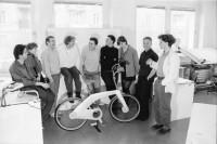 Image of sheet 19910240 photo 15: Portrait Multiple-Design für Hochparterre, La Chaux de Fonds, 1991. 
Gruppenbild 
Ihr neues Fahrrad Velo City Bike.