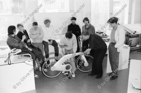 Image of sheet 19910240 photo 16: Portrait Multiple-Design für Hochparterre, La Chaux de Fonds, 1991. 
Gruppenbild 
Ihr neues Fahrrad Velo City Bike.