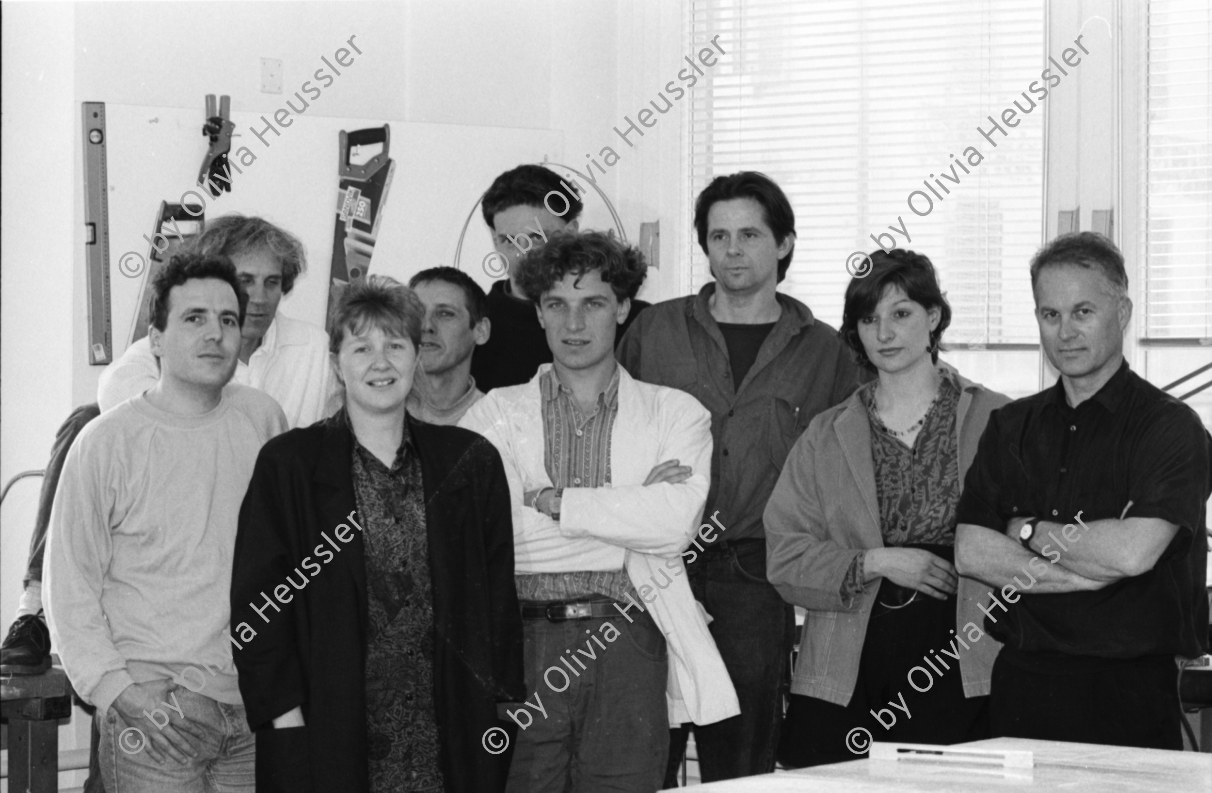 Image of sheet 19910260 photo 34: Portrait Multiple-Design in La Chaux de Fonds, 1991. Analysenwaage Mettler. ab Nr. 27 von re nach links. Peter Handlbauer, J.L. Simonin, B. Houriet, Y.Marmier, A. Lambert, R. Jaquet, A. Wicky, S.Corthesy, W. Kohler. Kanton Schweiz 1991 Designpreis