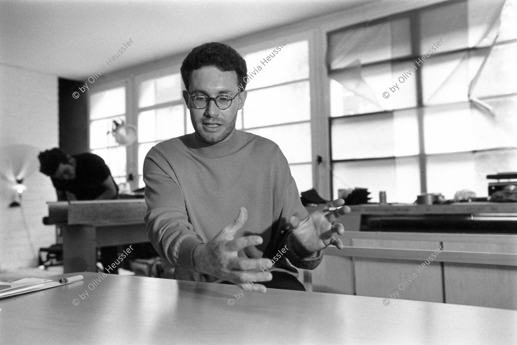 Image of sheet 19910290 photo 15: Portrait Hanspeter Weidmann Schuhkippe heute bei Lehni. HPWeidmann Gewinner Designpreis Hochparterre mit Sperrholztisch bekannt geworden mit Schuhkasten. Clarastrasse 51/Sperrstrasse 67 4058 Basel, 061 691 78 26 priv: 681 09 18 1991 Schweiz Basel 
hpweidmann.ch design Swiss switzerland europe Schweiz √