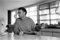Image of sheet 19910290 photo 17: Portrait Hanspeter Weidmann Schuhkippe heute bei Lehni. HPWeidmann Gewinner Designpreis Hochparterre mit Sperrholztisch bekannt geworden mit Schuhkasten. Clarastrasse 51/ Sperrstrasse 67 4058 Basel, 061 691 78 26 priv: 681 09 18 1991 S
hpweidmann.ch design Swiss switzerland europe Schweiz √