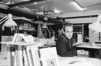 Image of sheet 19910300 photo 27: Hanspeter Weidmann hpweidmann.ch und Portrait Martin Huwiler in der Schule für Gestaltung Zürich 1991. Hochparterre Gewinner Preis Solarenergieprojekt. Semesterarbeit Gewerbeschule. Basel Schweiz Switzerland Schuhkippe Design Swiss 1991