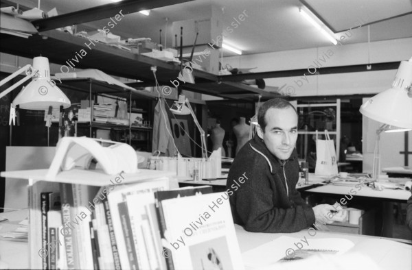 Image of sheet 19910300 photo 27: Hanspeter Weidmann hpweidmann.ch und Portrait Martin Huwiler in der Schule für Gestaltung Zürich 1991. Hochparterre Gewinner Preis Solarenergieprojekt. Semesterarbeit Gewerbeschule. Basel Schweiz Switzerland Schuhkippe Design Swiss 1991