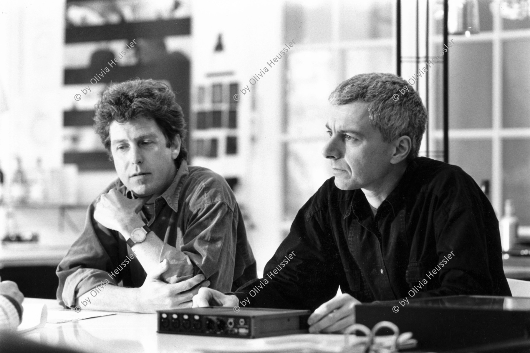 Image of sheet 19910320 photo 1: Portrait Les Ateliers du Nord Antoine Cahen (left) und Claude Frossard (re) Radio mischpult.
design Swiss switzerland europe Schweiz √ 1991