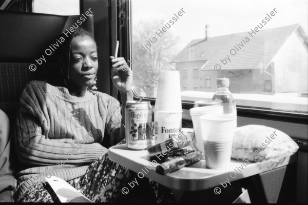 Image of sheet 19910330 photo 3: Tsitsi Dangaremba Schriftstellerin aus Zimbabwe im Zug. Lausanne Suisse Schweiz  1991 vaud waadt
Switzerland design swiss photography photographer south african