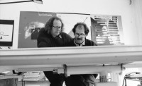 Image of sheet 19910350 photo 0: frtsg. 910340 Büro Les Ateliers du Nord Phillippe Lambelet und Werner Jecker. Antoine Cahen Claude Fossard (re). Preisträger eines Tonmischpult portable von Hochparterre Portrait. Reportage mit Urs Tremp.
