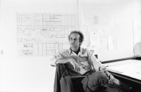 Image of sheet 19910370 photo 28: frtsg: 910360 Portrait Alexander Neumeister (* 17. Dezember 1941 in Berlin) ist ein deutscher auf Technikdesign spezialisierter Designer.

Einem breiten Publikum bekannt wurden die von ihm gestalteten Schienenfahrzeuge, darunter mehrere Baureihen des ICE und Transrapid. Deutschland 1991
Neumeister is designer of ICE first fast train system in Germany.