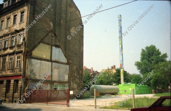 Image of sheet 19910400 photo 13: Auf der Elbe Schiffahrt Schloss Tochter Anne Weber. Erinnerungsplatte Max Frisch in dr HFBK Hochschule für bildende Künste. Strasse Nachts. Bei Holger Stark. Mappe Kunst DDR Portrait Gundula Schulze. Berlin. Alte Kamelie im Gerüst im Schloss Pillnitz vor dem neuen Schutzhaus
Die Pillnitzer Kamelie ist eine der ältesten in Europa befindlichen Kamelien (Camellia japonica). Mittlerweile über 230 Jahre alt, hat sie eine Höhe von etwa 8,90 tree baum Deutschland 1991 art