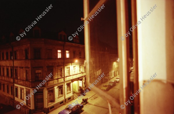 Image of sheet 19910400 photo 17: Auf der Elbe Schiffahrt Schloss Tochter Anne Weber. Erinnerungsplatte Max Frisch in dr HFBK Hochschule für bildende Künste. Strasse Nachts. Bei Holger Stark. Mappe Kunst DDR Portrait Gundula Schulze. Berlin. Alte Kamelie im Gerüst im Schloss Pillnitz vor dem neuen Schutzhaus
Die Pillnitzer Kamelie ist eine der ältesten in Europa befindlichen Kamelien (Camellia japonica). Mittlerweile über 230 Jahre alt, hat sie eine Höhe von etwa 8,90 tree baum Deutschland 1991 art