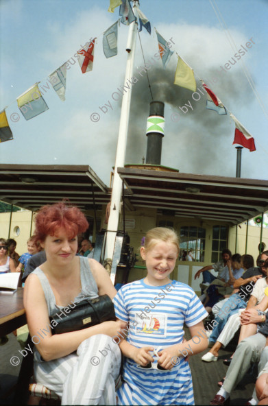 Image of sheet 19910400 photo 6: Schiffahrt auf der Elbe mit Karin und Tochter Anne Weber, Dresden 1991.