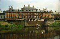 Image of sheet 19910400 photo 7: Auf der Elbe Schiffahrt Schloss Tochter Anne Weber. Erinnerungsplatte Max Frisch in dr HFBK Hochschule für bildende Künste. Strasse Nachts. Bei Holger Stark. Mappe Kunst DDR Portrait Gundula Schulze. Berlin. Alte Kamelie im Gerüst im Schloss Pillnitz vor dem neuen Schutzhaus
Die Pillnitzer Kamelie ist eine der ältesten in Europa befindlichen Kamelien (Camellia japonica). Mittlerweile über 230 Jahre alt, hat sie eine Höhe von etwa 8,90 tree baum Deutschland 1991 art
