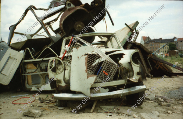 Image of sheet 19910410 photo 19: Doppelbelichtungen fälschlicherweise. Alte Trabant en auf Schrottplatz. Insekten Strassenwischer. Gebäude Mc Donalds Plakat Künstlerheim Bethanien DDR Kunst von Bob ? Gundula Schulze nackt filmt mich im Bett. Reichsluftfahrt Ministerium Kantine und Eingang. In Buchbinderei. Trabant mit Berlin kleber. Deutschland 1991 Art Artist photographer Photography car GDR east germany