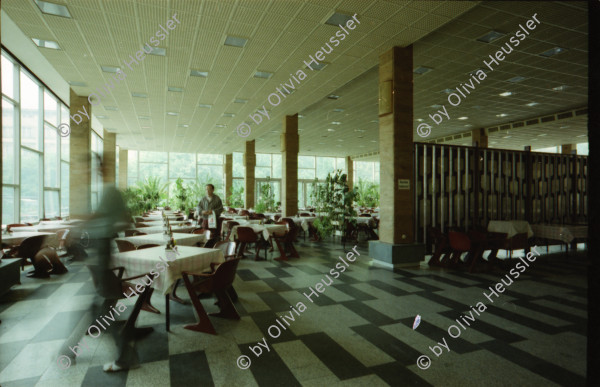 Image of sheet 19910410 photo 37: Doppelbelichtungen fälschlicherweise. Alte Trabant en auf Schrottplatz. Insekten Strassenwischer. Gebäude Mc Donalds Plakat Künstlerheim Bethanien DDR Kunst von Bob ? Gundula Schulze nackt filmt mich im Bett. Reichsluftfahrt Ministerium Kantine und Eingang. In Buchbinderei. Trabant mit Berlin kleber. Deutschland 1991 Art Artist photographer Photography car GDR east germany