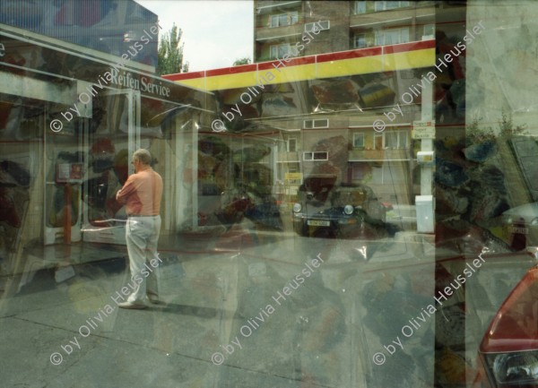 Image of sheet 19910410 photo 8: Doppelbelichtungen fälschlicherweise. Alte Trabant en auf Schrottplatz. Insekten Strassenwischer. Gebäude Mc Donalds Plakat Künstlerheim Bethanien DDR Kunst von Bob ? Gundula Schulze nackt filmt mich im Bett. Reichsluftfahrt Ministerium Kantine und Eingang. In Buchbinderei. Trabant mit Berlin kleber. Deutschland 1991 Art Artist photographer Photography car GDR east germany