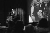 Image of sheet 19910420 photo 15: Abdankungsfest im Volkshaus für Theo Pinkus. Kanzlei Turnhalle Lydia Woog, eine unbequeme Frau. Schweizer Aktivistin und Kommunistin
und Ruth Guggenheim Heussler singen auf der Bühne, Vorwärts und nicht vergessen....
Robert Jungk Esther Burkhardt ...
