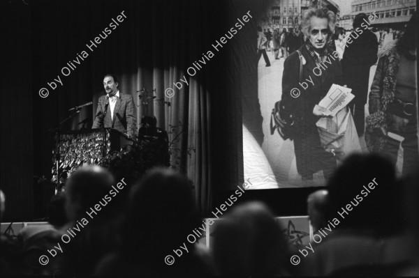 Image of sheet 19910420 photo 15: Abdankungsfest im Volkshaus für Theo Pinkus. Kanzlei Turnhalle Lydia Woog, eine unbequeme Frau. Schweizer Aktivistin und Kommunistin
und Ruth Guggenheim Heussler singen auf der Bühne, Vorwärts und nicht vergessen....
Robert Jungk Esther Burkhardt ...