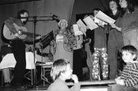 Image of sheet 19910420 photo 25: Abdankungsfest im Volkshaus für Theo Pinkus. Kanzlei Turnhalle Lydia Woog, eine unbequeme Frau. Schweizer Aktivistin und Kommunistin
und Ruth Guggenheim Heussler singen auf der Bühne, Vorwärts und nicht vergessen....
Robert Jungk Esther Burkhardt ...