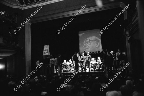 Image of sheet 19910430 photo 14: Im Schauspielhaus gibt es eine Abdankung für Max Frisch. Er hätte seinen 80 Geburtstag.v.l.n.r. Pädagoge Hartmut v. Hentig, 2. Walter Jens, 3. Adolf Muschg, Gesprächsleiterin? 5. Volker Schlöndorf, 6. Hans Saner.