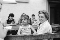 Image of sheet 19910440 photo 11: Familie mit Kindern am Tisch