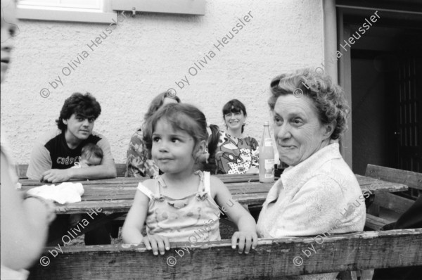 Image of sheet 19910440 photo 11: Familie mit Kindern am Tisch