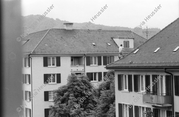 Image of sheet 19910450 photo 1: frtsg 910440 Bio Bauernhof Cerniévillers Schwein und Rinder Kuh Muttertierhaltung Weide Stier Portrait von Lydia Wespi und Strasser. Solar Elektro Zaun Ziegen Käse Produktion Katze Stall am Abendtisch mit der Familie Strasser. Kanton Jura 1991

Erismannstrasse Zwei Rentner Alte lüften. Balkonszene Zürich