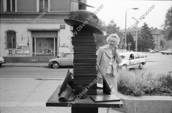 Image of sheet 19910470 photo 18: Ein Abfallkübel für Schweinefutter. Jemand macht eine öffentliche Anonce. Ein Dampfer kreuzt auf der Elbe. Portrait Dorothea Hunziker und Christine Müller. Im Zimmer bei Holger Stark.Ein Denkmal für Kästner. Auf der Elbe. Typische Szene in Dresden mit Trabant. Werbung für den Islam. Tanja Zimmermann liegt im Gras, nackt. Lesung von Dorothea Hunziker und Vesta Heyn im Dresdener Frauenzentrum. 1991 Dresden Germany Deutschland Ehemalige DDR former GDR